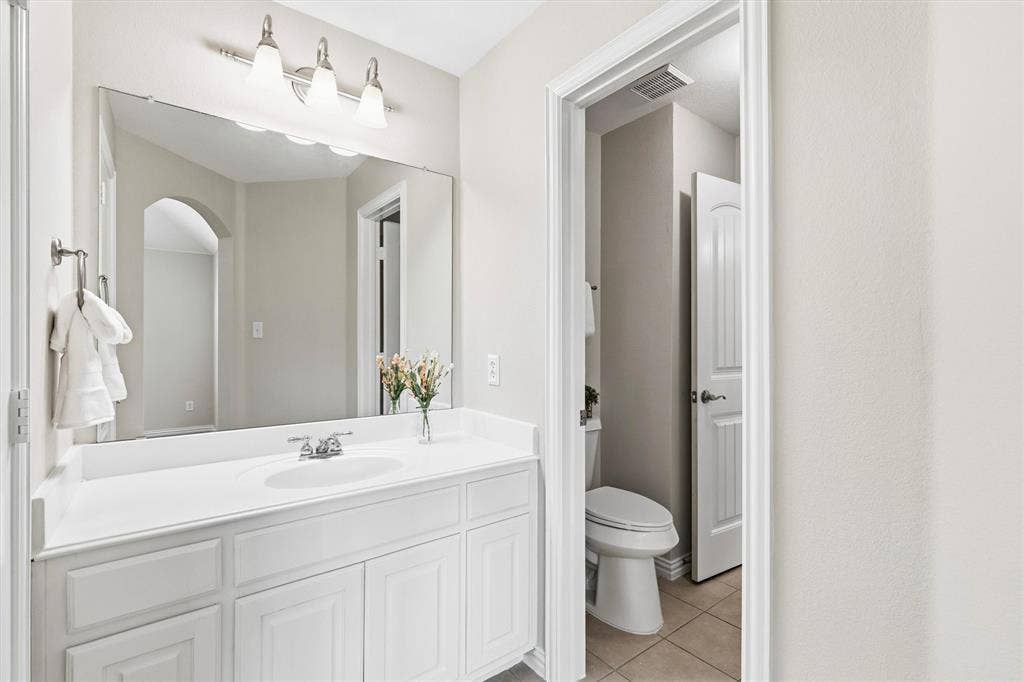 7710 Keith Lane, Sachse, TX 75048 Ensuite bath for upstairs bathroom