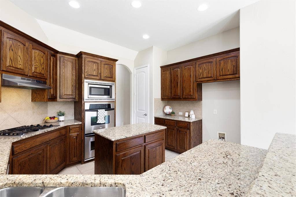7710 Keith Lane, Sachse, TX 75048 Double oven and gas stove!