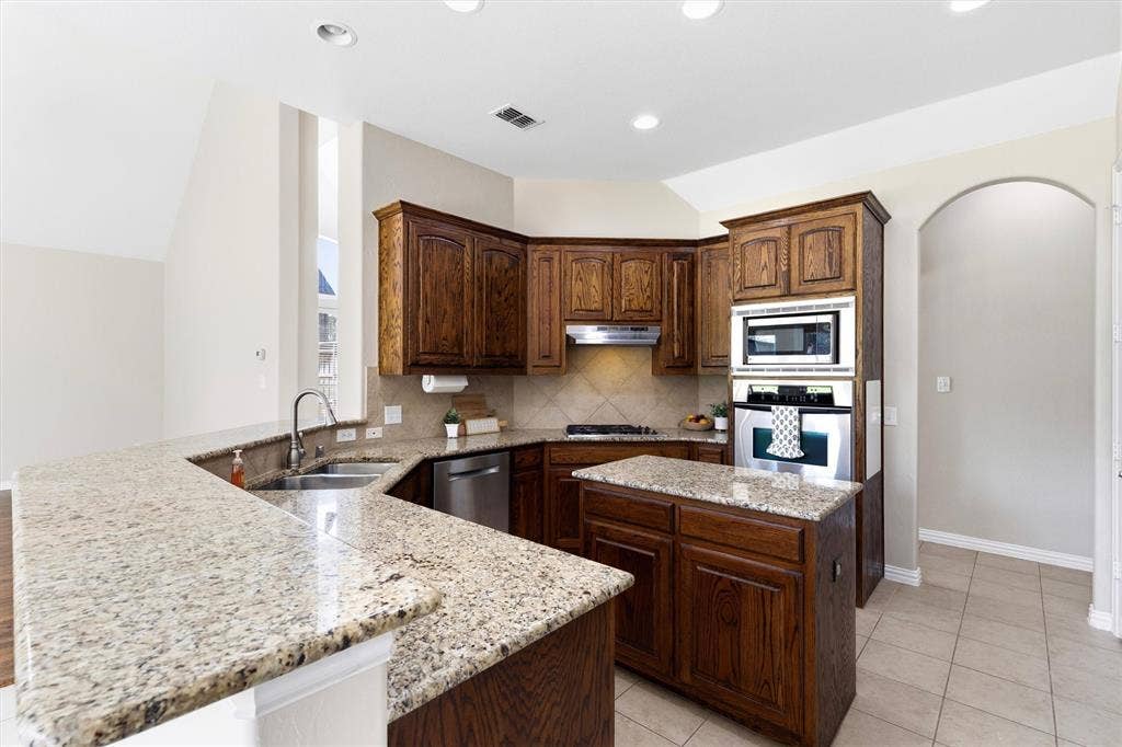 7710 Keith Lane, Sachse, TX 75048 Plenty to counterspace. Enjoy the ease of granite countertops.