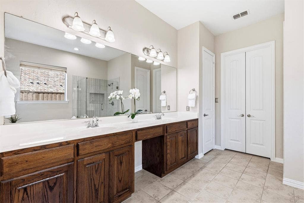 7710 Keith Lane, Sachse, TX 75048 Primary ensuite bath with extra large closet