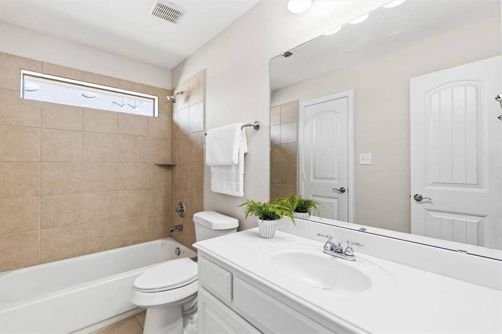 7710 Keith Lane, Sachse, TX 75048 Upstairs bathroom