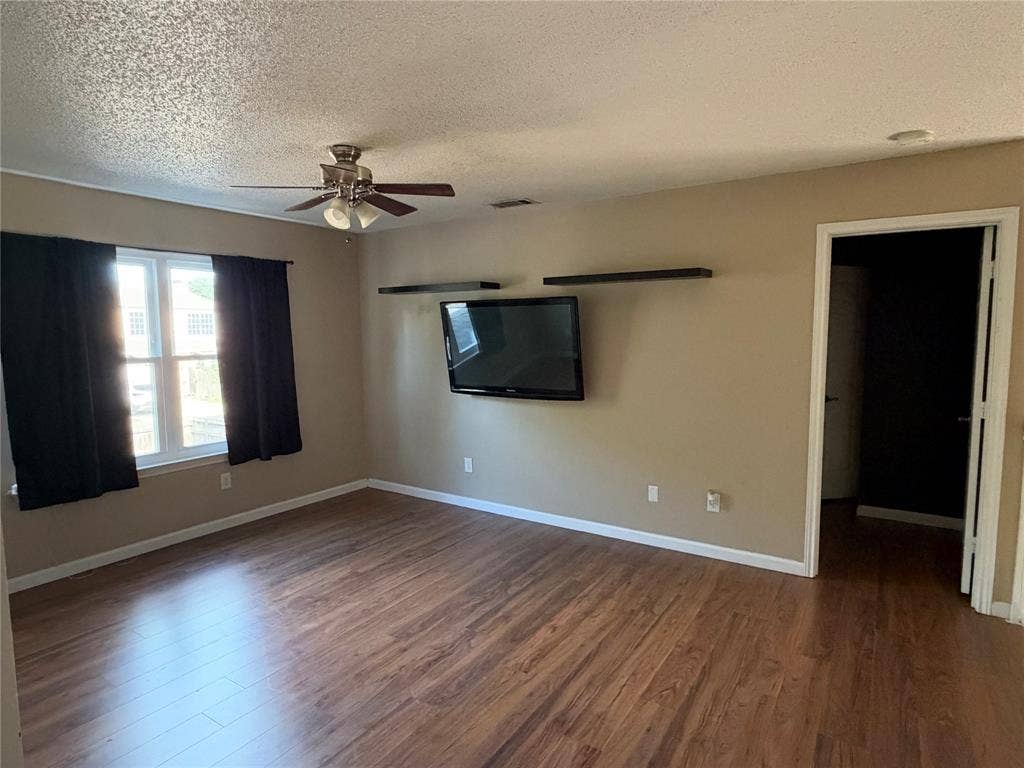 302 Pool Street, Cedar Hill, TX 75104 upstairs living area