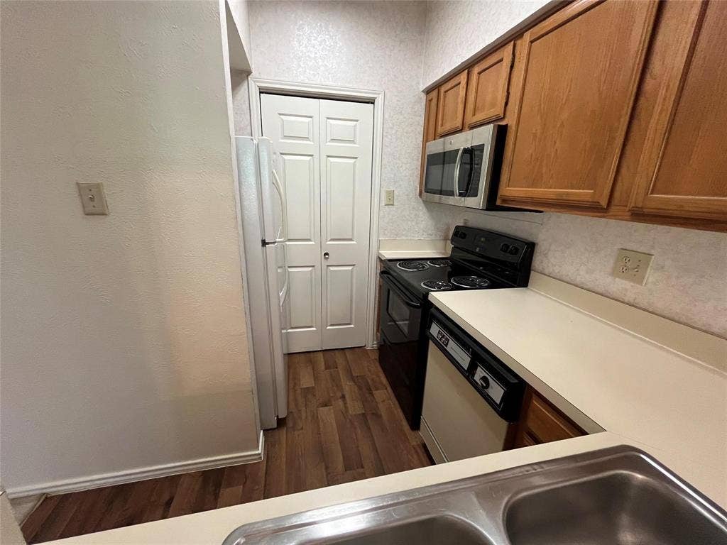 501 Arbor Creek Drive, #207, Euless, TX 76039
