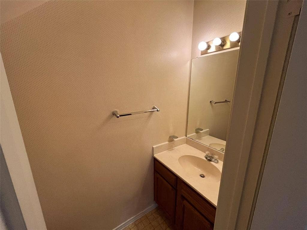 501 Arbor Creek Drive, #207, Euless, TX 76039