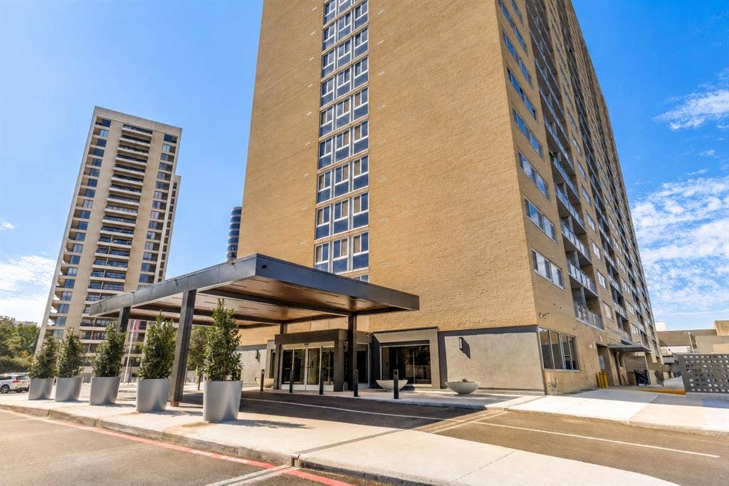 3883 Turtle Creek Boulevard, #317, Dallas, TX 75219 Twenty-One Turtle Creek | Building Exterior and Arrival Entrance