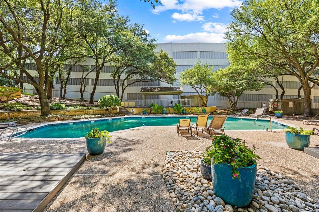 3883 Turtle Creek Boulevard, #317, Dallas, TX 75219 Pool and Outdoor Lounge Area