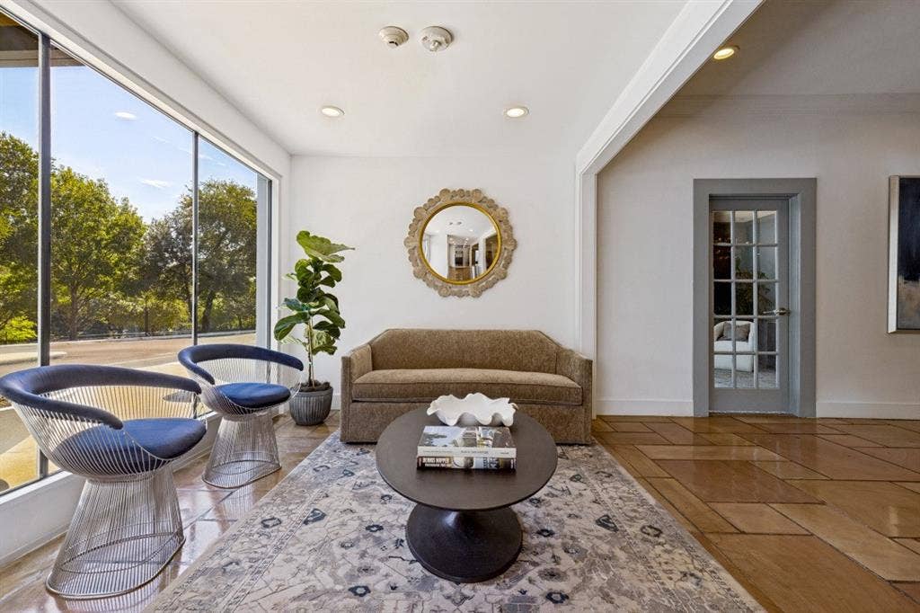 3883 Turtle Creek Boulevard, #317, Dallas, TX 75219 Sunlit Resident Lounge