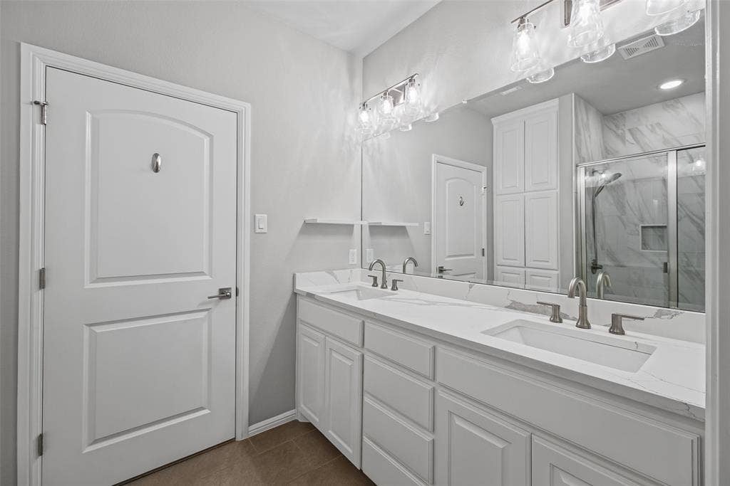 505 Eastpark Lane, Granbury, TX 76049