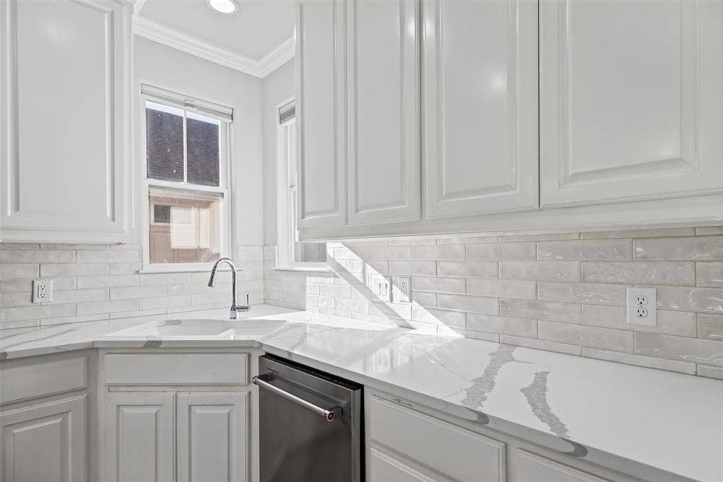 505 Eastpark Lane, Granbury, TX 76049