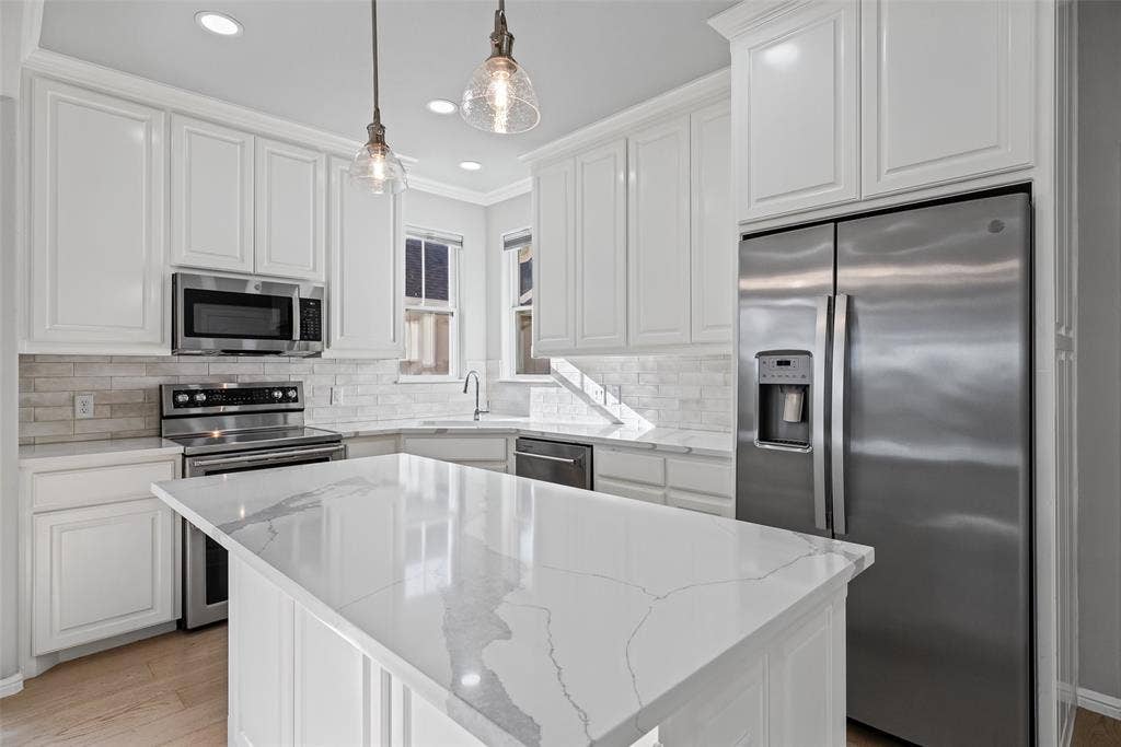 505 Eastpark Lane, Granbury, TX 76049