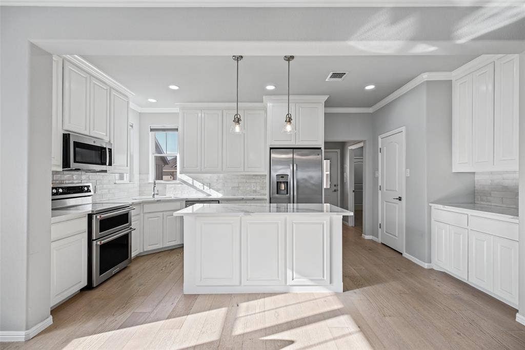 505 Eastpark Lane, Granbury, TX 76049