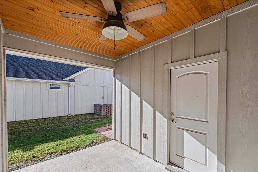 505 Eastpark Lane, Granbury, TX 76049
