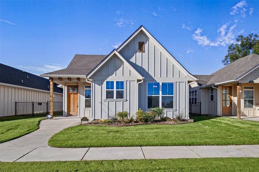 Property photo for 505 Eastpark Lane, Granbury, TX