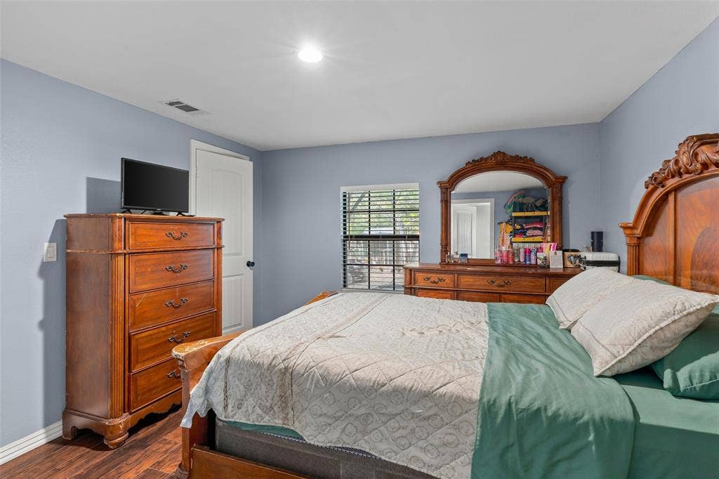 1219 Green Tree Acres Road, Kemp, TX 75143 Bedroom featuring wood-finish flooring, a recessed lighting fixture, and a window with horizontal blinds
