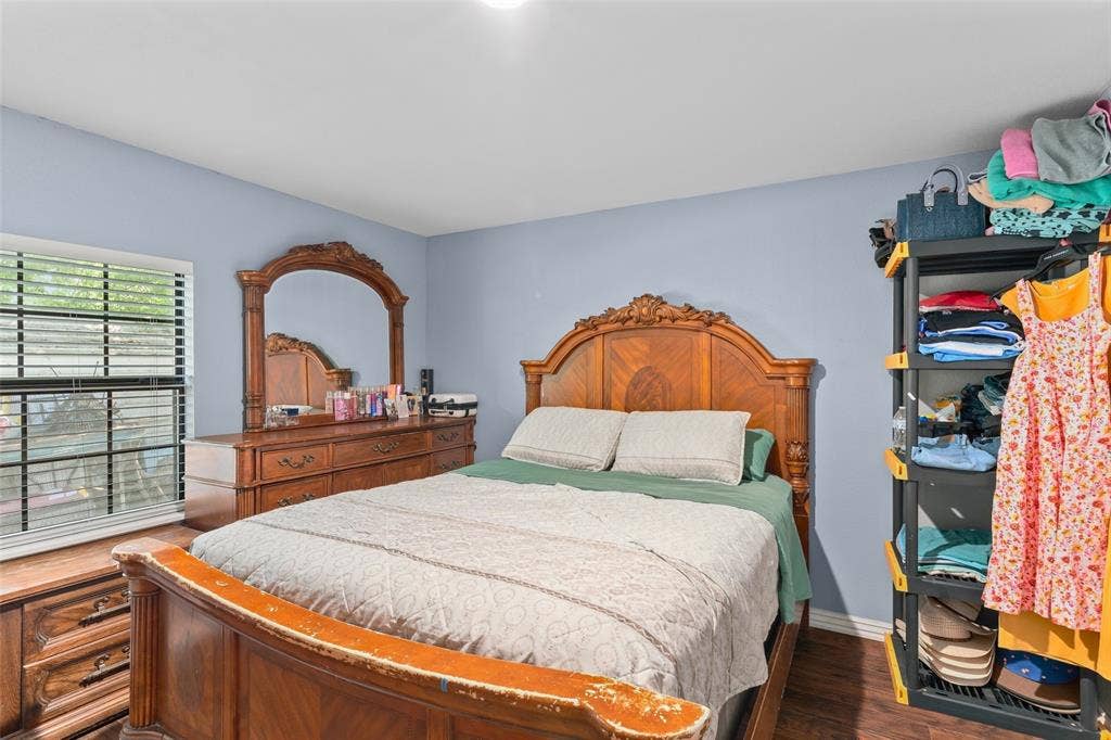 1219 Green Tree Acres Road, Kemp, TX 75143 Bedroom featuring wood-finish flooring and a single-pane window with horizontal blinds