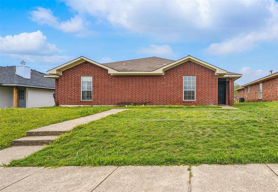 Property photo for 921 Potomac Drive, Lancaster, TX