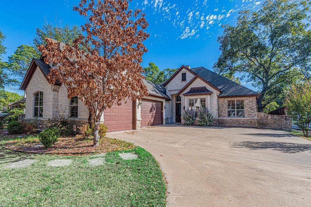 1407 S Houston Street, Kaufman, TX 75142 1407 S Houston Street, Kaufman, TX 75142