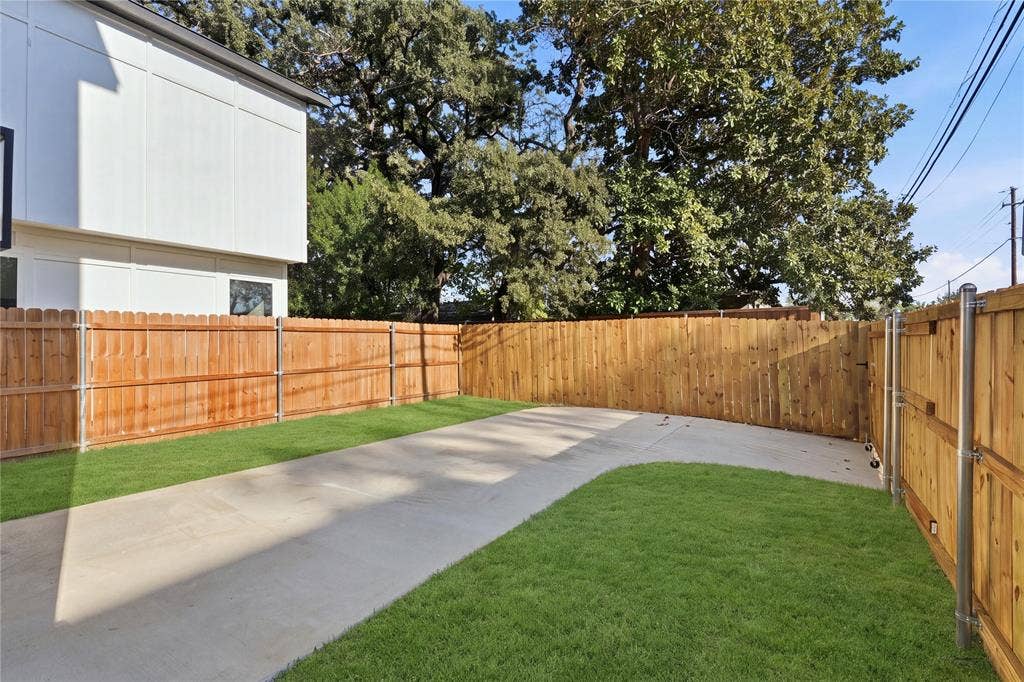 2400 Dyson Street, Dallas, TX 75215 2400 Dyson Street, Dallas, TX 75215