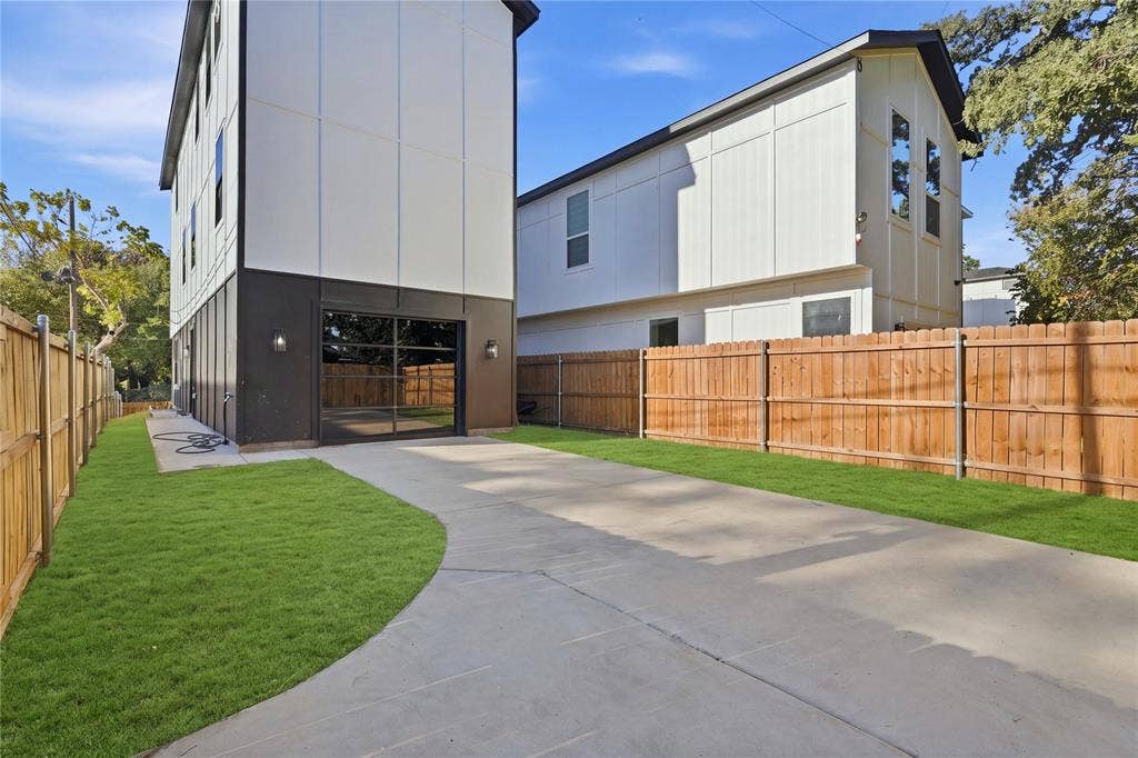 2400 Dyson Street, Dallas, TX 75215 2400 Dyson Street, Dallas, TX 75215