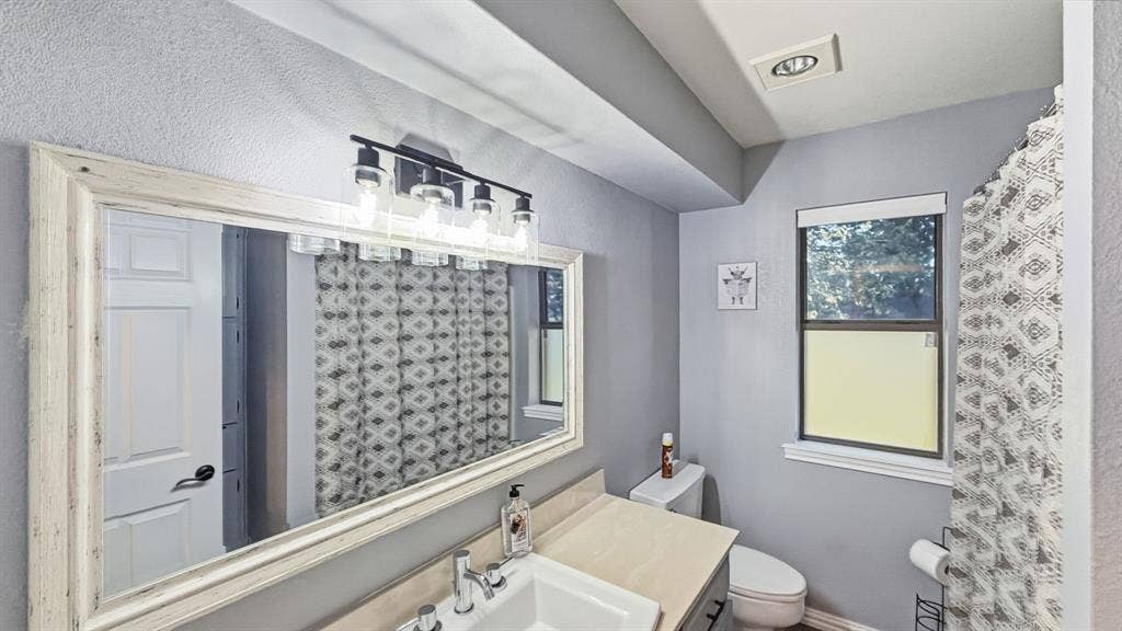 1903 W Spanish Oak Drive, Granbury, TX 76048 Bathroom 2
