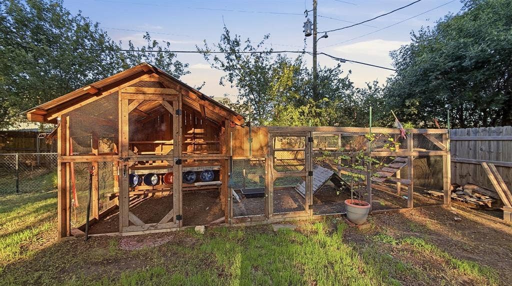 1903 W Spanish Oak Drive, Granbury, TX 76048 Custom built chicken coop included!