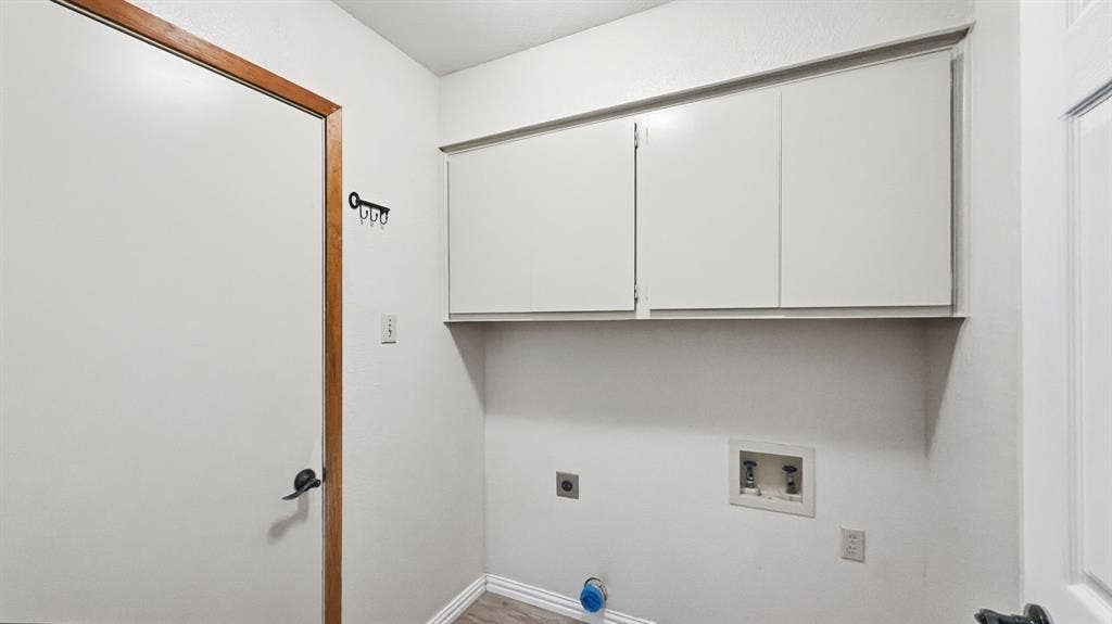 1903 W Spanish Oak Drive, Granbury, TX 76048 Full size and separate laundry room