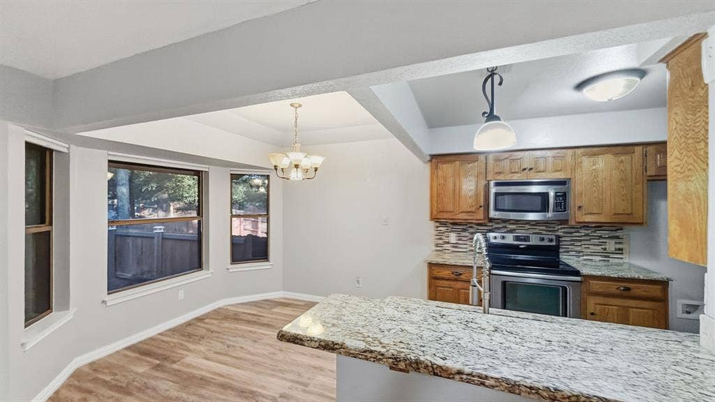 1903 W Spanish Oak Drive, Granbury, TX 76048 Granite countertops in the kitchen with bar