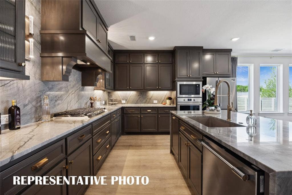 1812 Vetiver Glow Drive, Celina, TX 75009 Beautiful cabinetry, gorgeous countertops, top of the line stainless steel appliances....this stunning kitchen is everything you have been searching for! REPRESENTATIVE PHOTO
