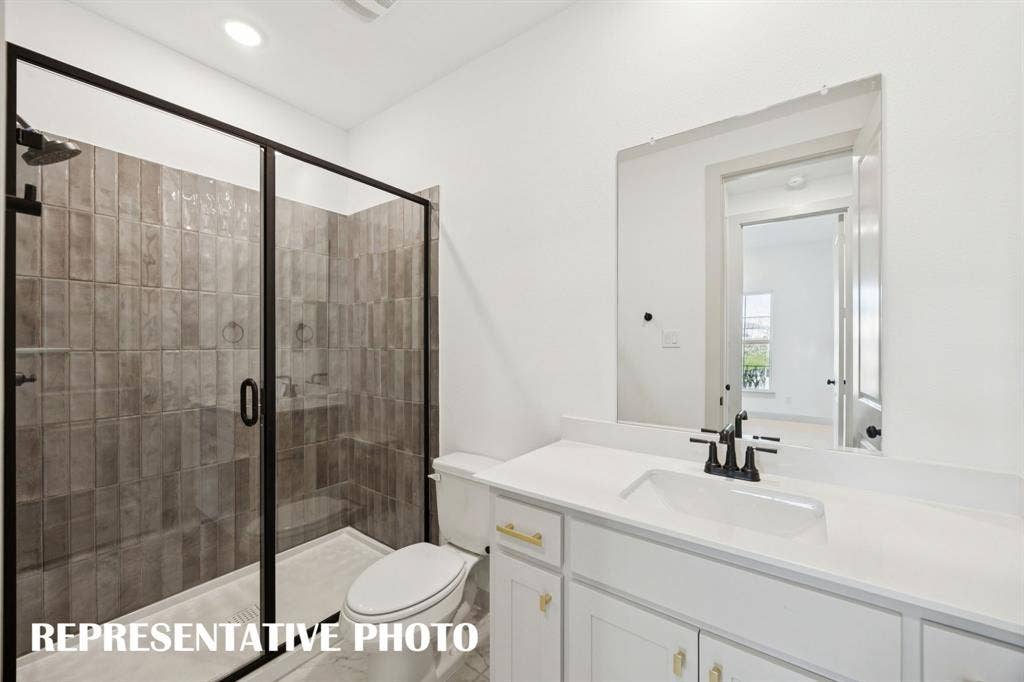 1401 Mistflower Lane, Celina, TX 75009 Friends and family will feel right at home in any of the beautfiully finished guest baths offered in our Versailles plan. REPRESENTATIVE PHOTO