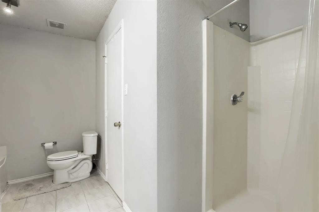 2039 Angelica Way, Dallas, TX 75217 Primary Bath - Separate Shower