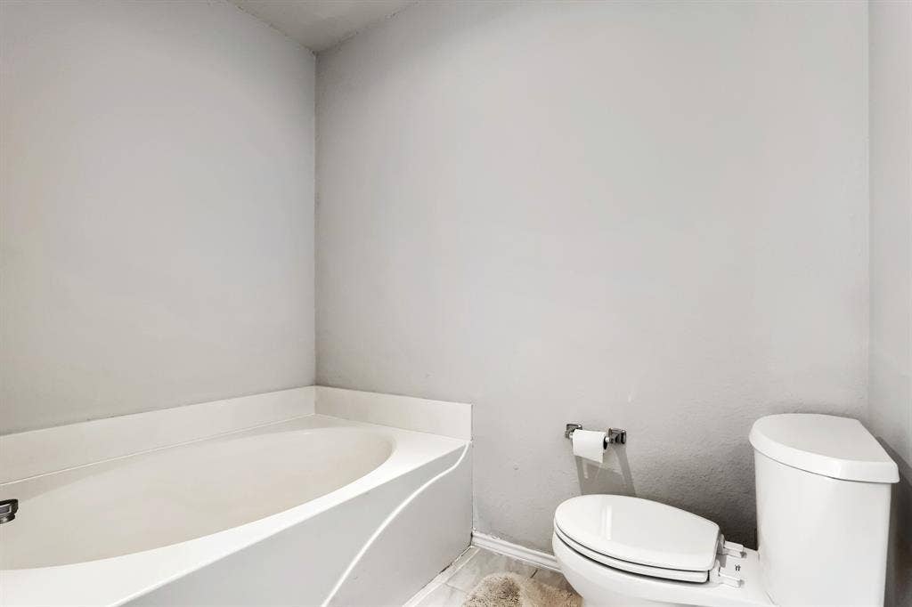 2039 Angelica Way, Dallas, TX 75217 Primary Bath - Garden Tub - Separate Shower