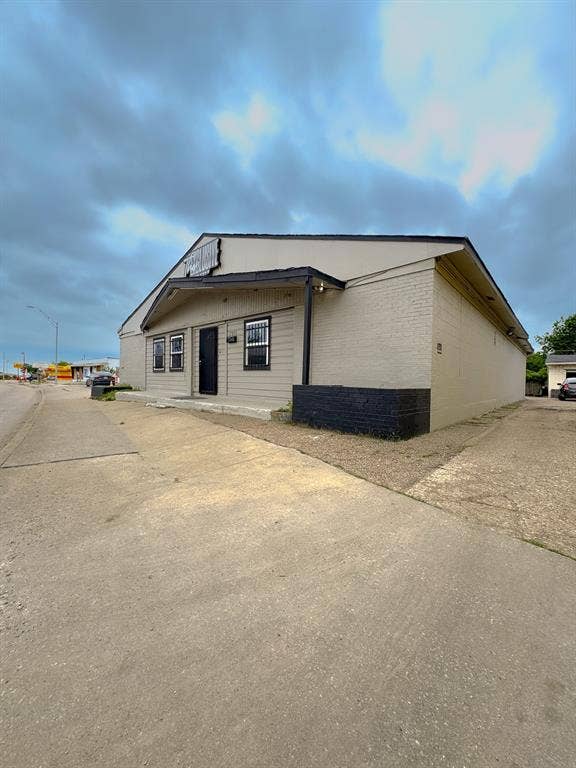 Property photo for 2915 S Lancaster Road, Dallas, TX