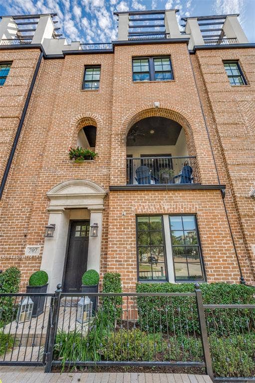 Property photo for 707 WILL RICE Avenue, Irving, TX