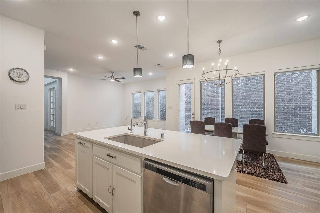 Kitchen island Holds the sink, dishwasher and pull-out garbage for convenience and cleanliness