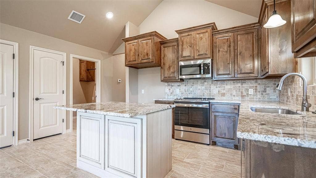 2510 Smokerise Trail, Granbury, TX 76048 2510 Smokerise Trail, Granbury, TX 76048