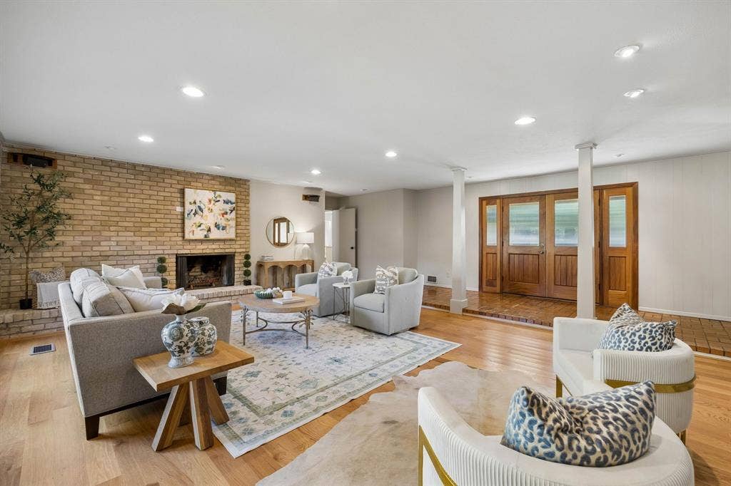 10115 Chesterton Drive, Dallas, TX 75238 10115 Chesterton Drive, Dallas, TX 75238