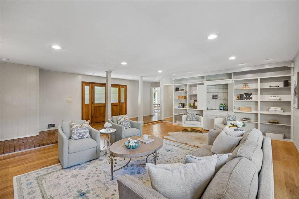 10115 Chesterton Drive, Dallas, TX 75238 10115 Chesterton Drive, Dallas, TX 75238