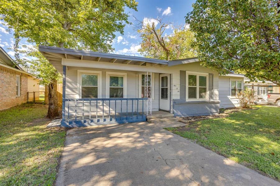 Property photo for 906 Euclid Street, Cleburne, TX