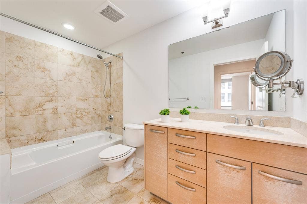 1200 Main Street, #1908, Dallas, TX 75202 Full Bathroom