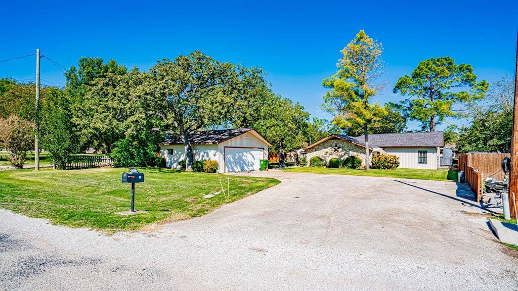 4015 Sioux Court, Granbury, TX 76048 Located on a quiet cul-de-sac with RV hook up in driveway. Ample space for multiple vehicle and oversized two car garage. 20 x 29