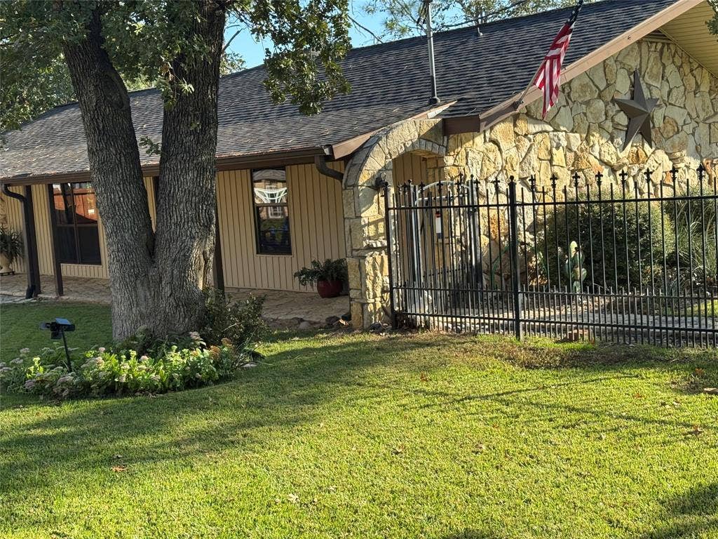 4015 Sioux Court, Granbury, TX 76048 Huge mature trees provide great shade.
