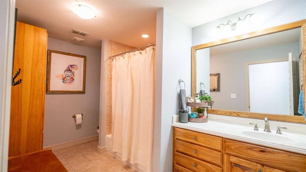 4015 Sioux Court, Granbury, TX 76048 Secondary bath with shower tub combo