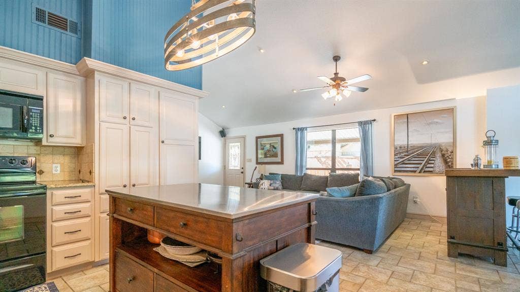 4015 Sioux Court, Granbury, TX 76048 Turn key move in ready