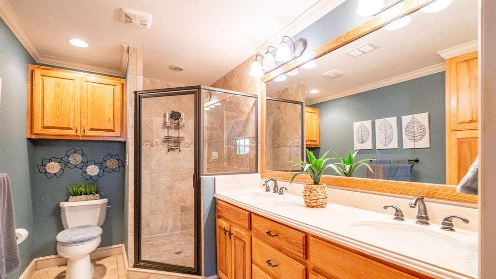 4015 Sioux Court, Granbury, TX 76048 Updated bathroom off the primary bedroom