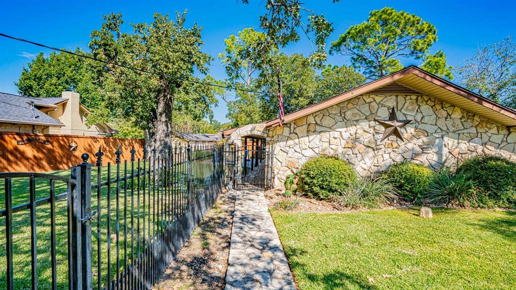 4015 Sioux Court, Granbury, TX 76048 Flagstone walkway to gated entrance