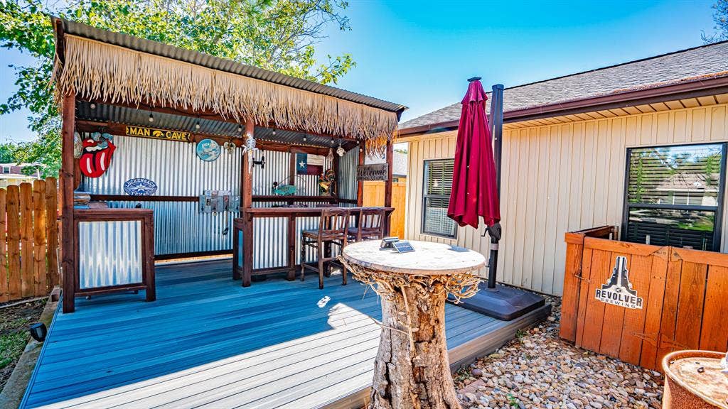 4015 Sioux Court, Granbury, TX 76048 Outdoor entertainment area with bar and Trex decking