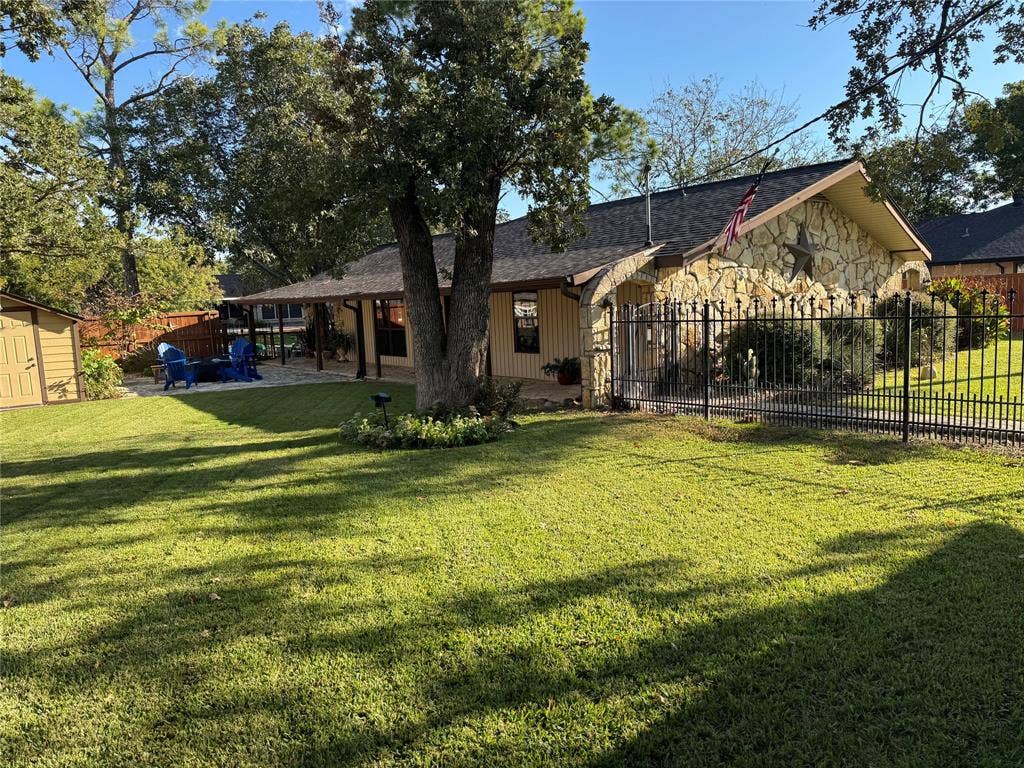 4015 Sioux Court, Granbury, TX 76048 Large fenced side yard. Perfect for keeping dogs in.