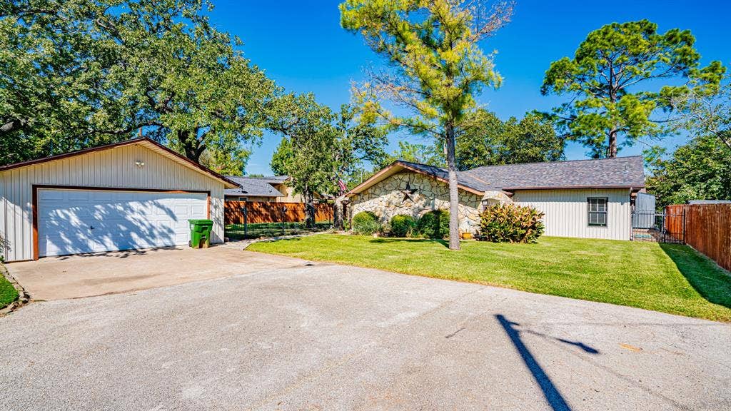 4015 Sioux Court, Granbury, TX 76048 Another angle of front approach