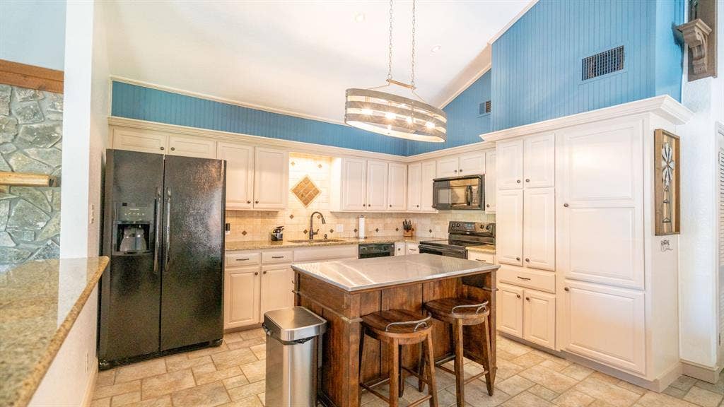 4015 Sioux Court, Granbury, TX 76048 Kitchen with new stainless topped island seating and lots of cabinet space
