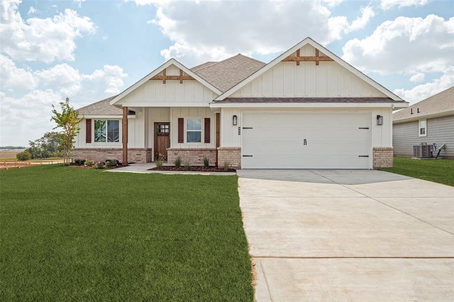Property photo for 303 Sam Drive, Hillsboro, TX